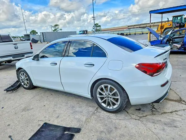 W1K3G4EB1MJ288756 — 2021 Mercedes-Benz A-Klasse, фото 2 с аукциона Copart, Передняя часть