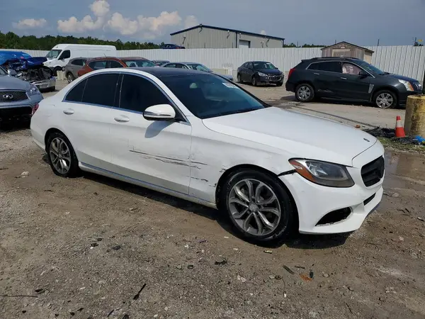 55SWF4JB6GU126082 — 2016 Mercedes-Benz C-Klasse, фото 4 с аукциона Copart, Боковая часть