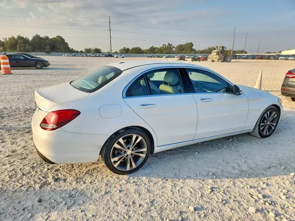55SWF4JB4GU125173 — 2016 Mercedes-Benz C-Klasse, фото 3 с аукциона Copart, Передняя часть