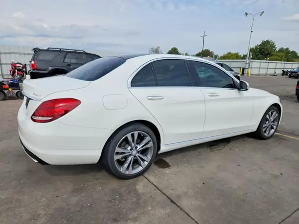55SWF4KB3GU096974 — 2016 Mercedes-Benz C-Klasse, фото 3 с аукциона Copart, Боковая часть