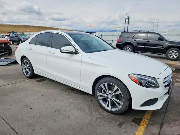 55SWF4KB3GU096974 — 2016 Mercedes-Benz C-Klasse, фото 4 с аукциона Copart, Боковая часть