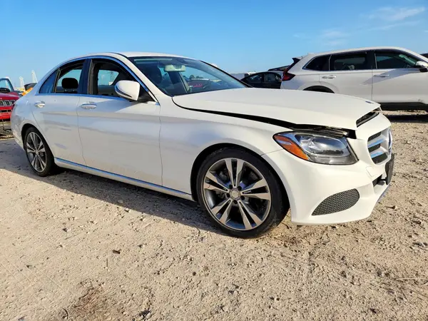 55SWF4JB6HU183447 — 2017 Mercedes-Benz C-Klasse, фото 4 с аукциона Copart, Подтопление