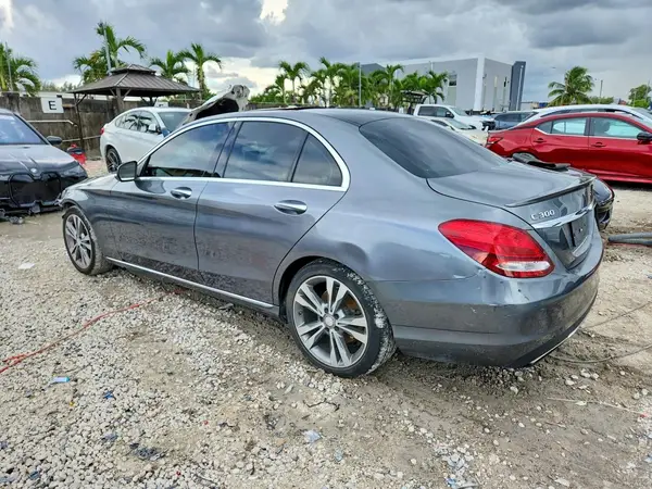 55SWF4JB6HU205558 — 2017 Mercedes-Benz C-Klasse, фото 2 с аукциона Copart, Передняя часть