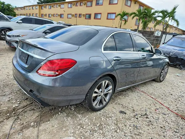 55SWF4JB6HU205558 — 2017 Mercedes-Benz C-Klasse, фото 3 с аукциона Copart, Передняя часть