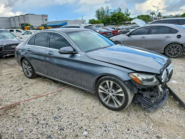 55SWF4JB6HU205558 — 2017 Mercedes-Benz C-Klasse, фото 4 с аукциона Copart, Передняя часть
