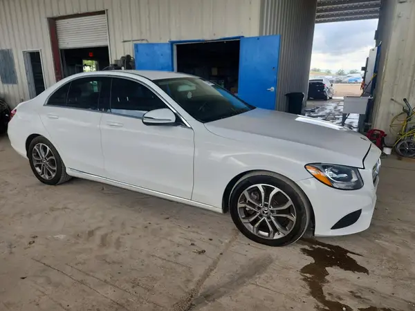 55SWF4JB6HU222084 — 2017 Mercedes-Benz C-Klasse, фото 4 с аукциона Copart 14.10.2026, Мелкие вмятины и царапины