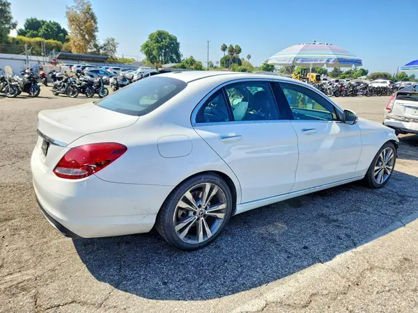 55SWF4JB0JU248041 — 2018 Mercedes-Benz C-Klasse, фото 3 с аукциона Copart, Передняя часть