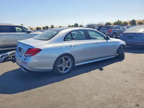 WDDZF4JB2JA469010 — 2018 Mercedes-Benz E-Klasse, фото 3 с аукциона Copart 30.09.2026, Передняя часть