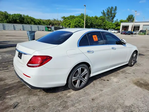 WDDZF4JBXKA683793 — 2019 Mercedes-Benz E-Klasse, фото 3 с аукциона Copart, Подтопление