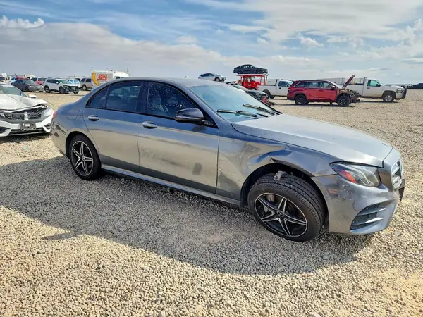 WDDZF4JB3KA563267 — 2019 Mercedes-Benz E-Klasse, фото 4 с аукциона Copart, Передняя часть