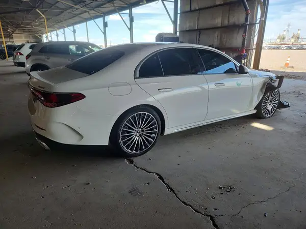 W1KLF4HBXSA104667 — 2025 Mercedes-Benz E-Klasse, фото 3 с аукциона Copart, Передняя часть