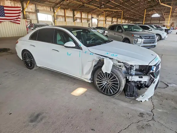 W1KLF4HBXSA104667 — 2025 Mercedes-Benz E-Klasse, фото 4 с аукциона Copart, Передняя часть