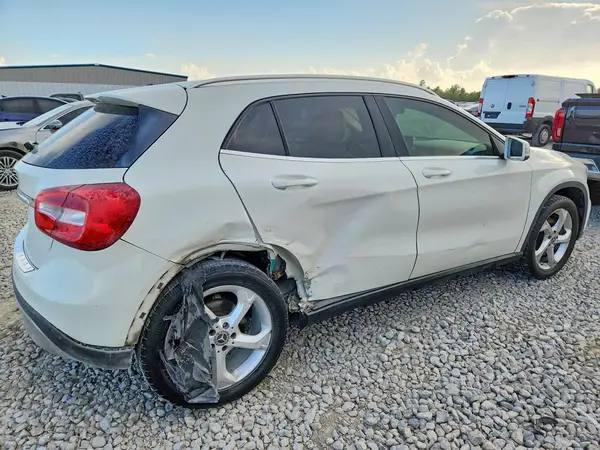 WDCTG4EB8JJ400145 — 2018 Mercedes-Benz GLA-Klasse, фото 3 с аукциона Copart, Боковая часть