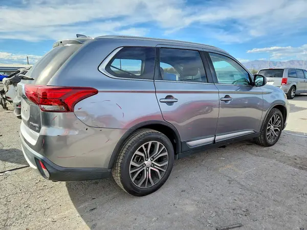 JA4AD3A36HZ055024 — 2017 Mitsubishi Outlander, фото 3 с аукциона Copart, Боковая часть