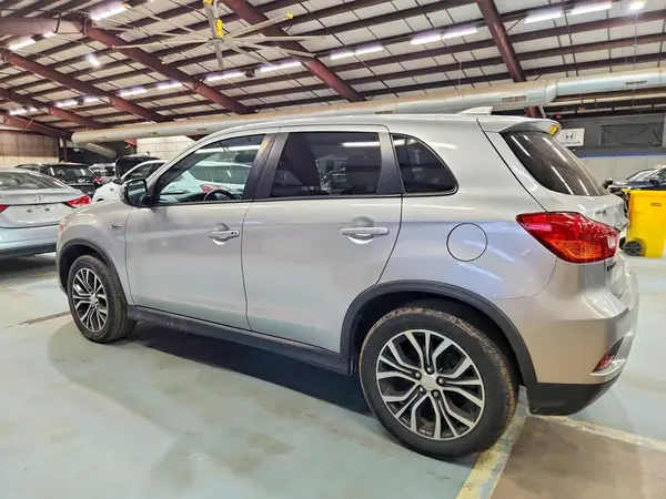 JA4AR3AW4JU021663 — 2018 Mitsubishi Outlander, фото 2 с аукциона Copart 24.09.2026, Мелкие вмятины и царапины