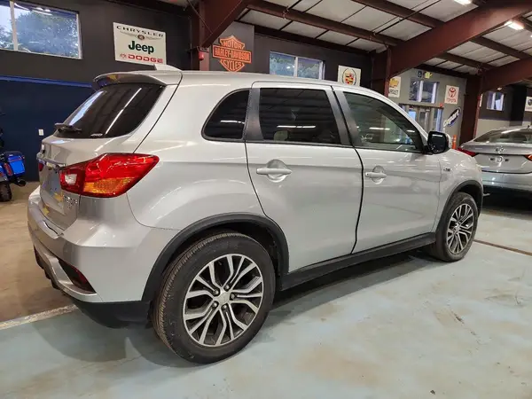 JA4AR3AW4JU021663 — 2018 Mitsubishi Outlander, фото 3 с аукциона Copart 24.09.2026, Мелкие вмятины и царапины
