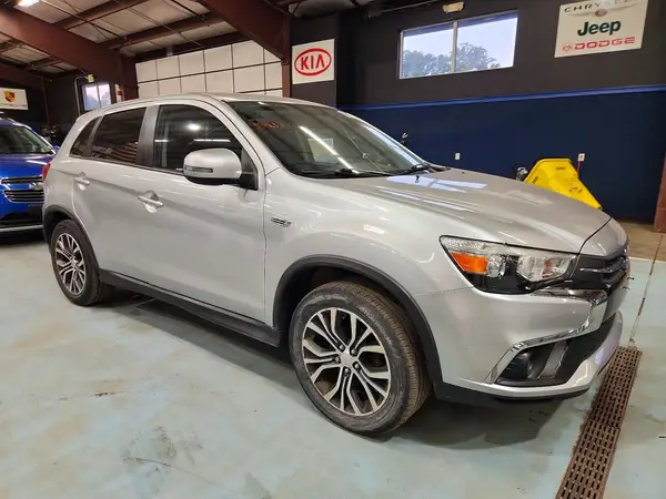 JA4AR3AW4JU021663 — 2018 Mitsubishi Outlander, фото 4 с аукциона Copart 24.09.2026, Мелкие вмятины и царапины