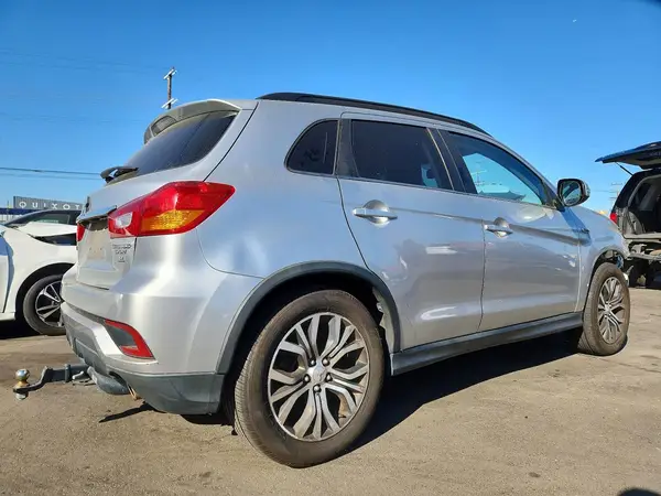 JA4AP4AW7JU001872 — 2018 Mitsubishi Outlander, фото 3 с аукциона Copart 28.09.2026, Передняя часть