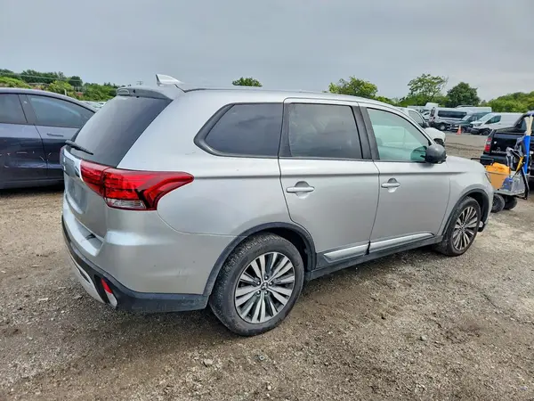 JA4AD2A32LJ001799 — 2020 Mitsubishi Outlander, фото 3 с аукциона Copart 13.10.2026, Передняя часть