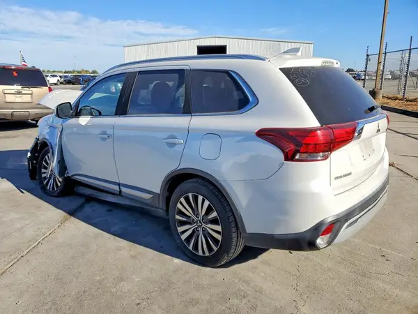 JA4AZ3A30LZ018951 — 2020 Mitsubishi Outlander, фото 2 с аукциона Copart, Передняя часть