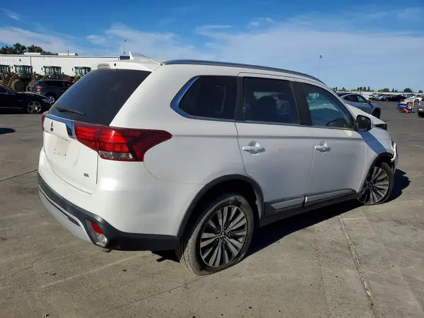JA4AZ3A30LZ018951 — 2020 Mitsubishi Outlander, фото 3 с аукциона Copart, Передняя часть