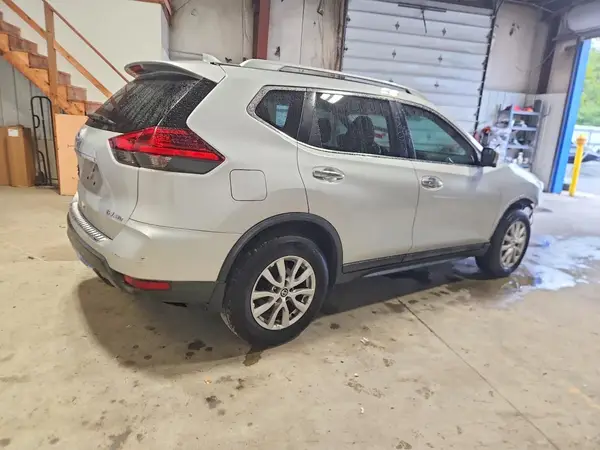 5N1AT2MV9HC749057 — 2017 Nissan Rogue, фото 3 с аукциона Copart 06.10.2026, Передняя часть
