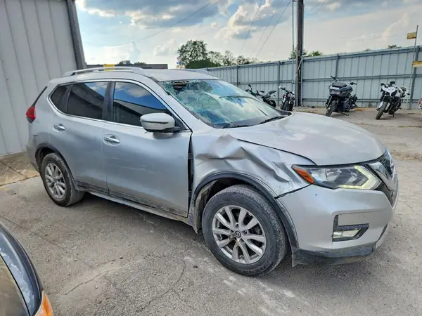 JN8AT2MT6HW142829 — 2017 Nissan Rogue, фото 4 с аукциона Copart, Передняя часть