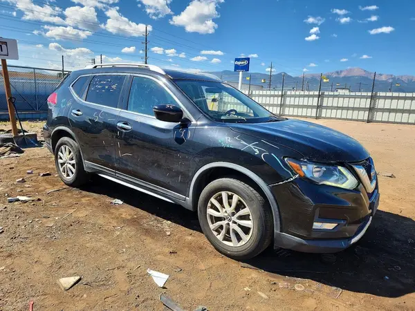 JN8AT2MV0HW007444 — 2017 Nissan Rogue, фото 4 с аукциона Copart, Передняя часть