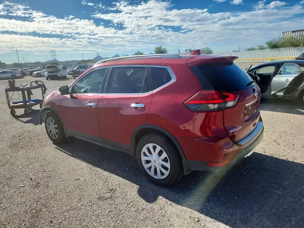 JN8AT2MT3HW394151 — 2017 Nissan Rogue, фото 2 с аукциона Copart, Передняя часть