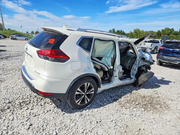 JN8AT2MV8HW013203 — 2017 Nissan Rogue, фото 3 с аукциона Copart, Передняя часть