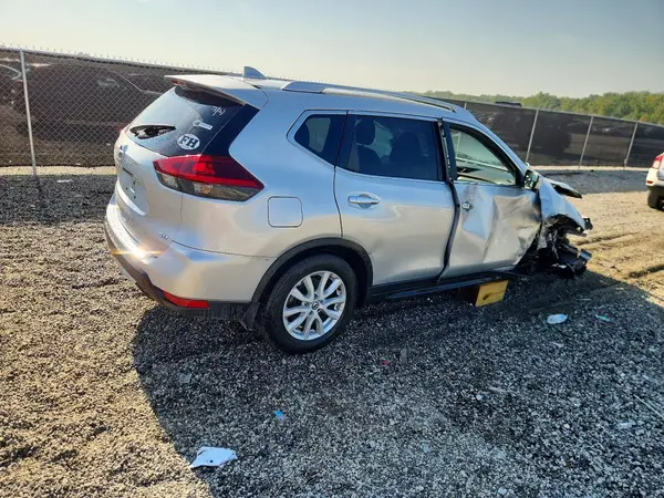 JN8AT2MT6JW451478 — 2018 Nissan Rogue, фото 3 с аукциона Copart, Передняя часть