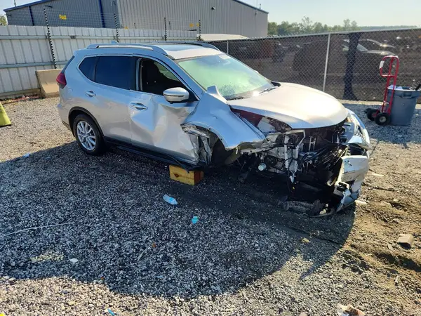 JN8AT2MT6JW451478 — 2018 Nissan Rogue, фото 4 с аукциона Copart, Передняя часть