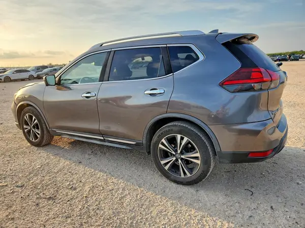 JN8AT2MT2JW453440 — 2018 Nissan Rogue, фото 2 с аукциона Copart, Град