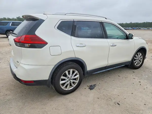 JN8AT2MT5JW491793 — 2018 Nissan Rogue, фото 3 с аукциона Copart, Передняя часть