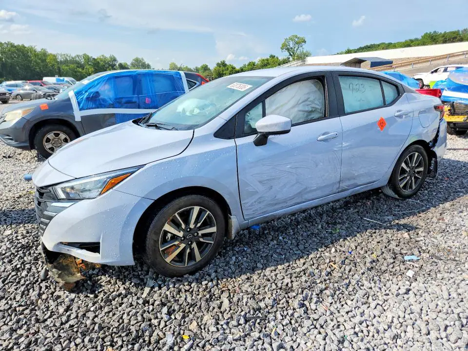 3N1CN8EV4SL882476 Nissan Versa 2025 — повреждение Боковая часть, фото до ремонта