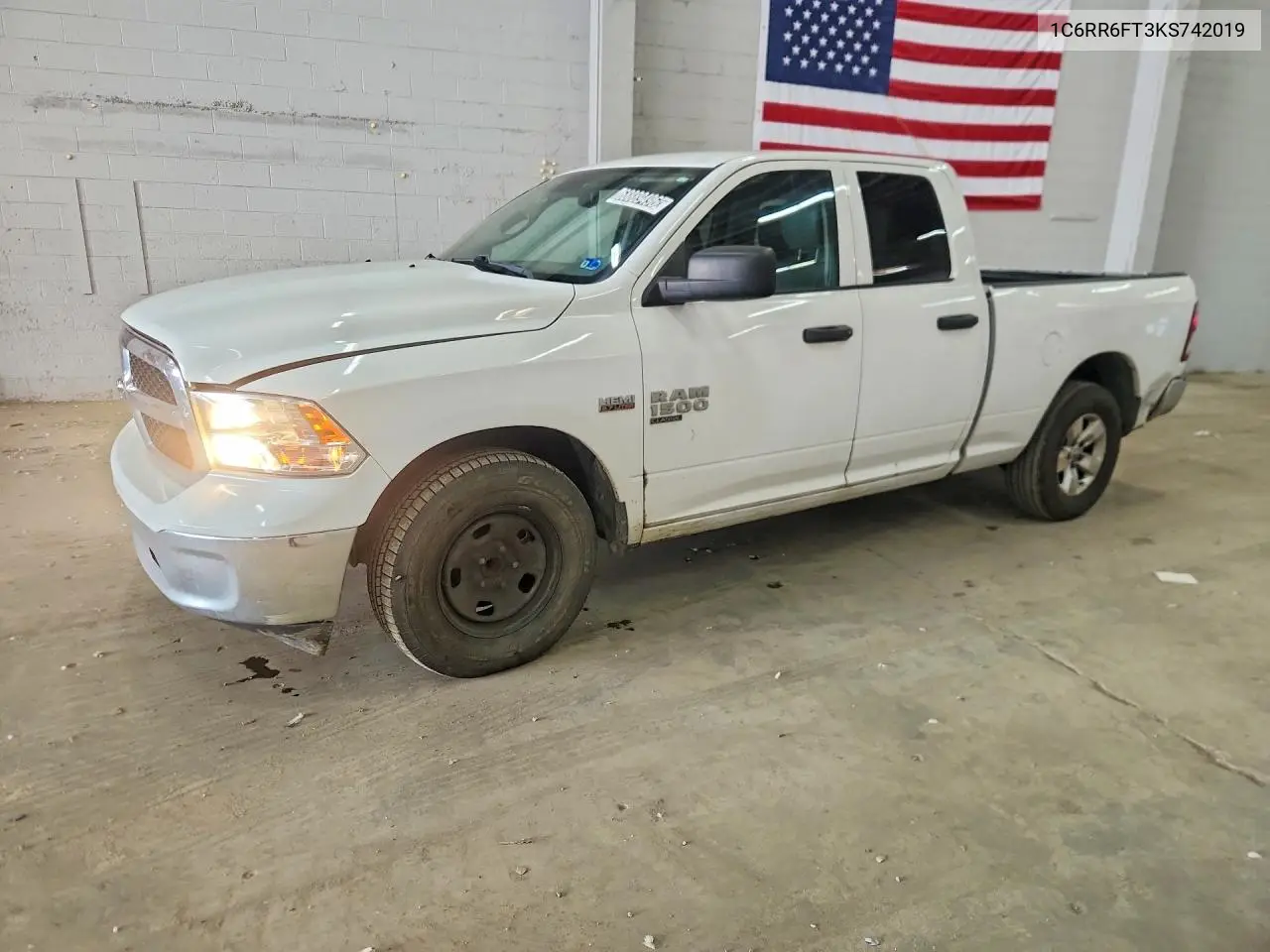 2019 Ram 1500 Classic Tradesman VIN 1C6RR6FT3KS742019 фото 1