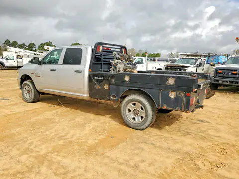 3C6UR5HJ5JG239677 — 2018 RAM 2500, фото 2 с аукциона Copart 06.10.2026, Механические повреждения