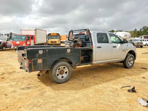 3C6UR5HJ5JG239677 — 2018 RAM 2500, фото 3 с аукциона Copart 06.10.2026, Механические повреждения