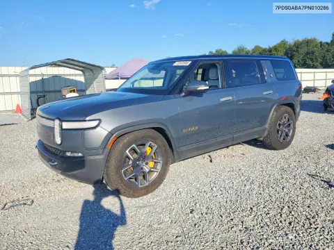 7PDSGABA7PN010286 — 2023 Rivian R1S, Сторона, фото до ремонта