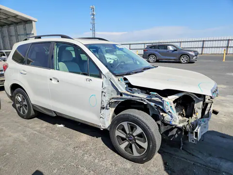 2017 Subaru Forester VIN JF2SJAGC0HH571174 фото 4