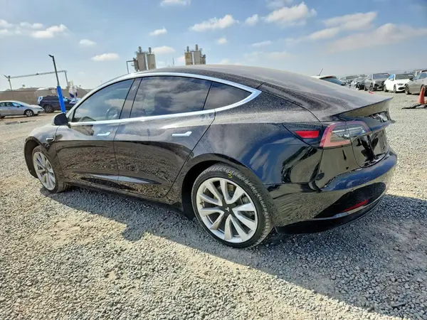5YJ3E1EA8JF071214 — 2018 Tesla Model 3, фото 2 с аукциона Copart 29.09.2026, Боковая часть