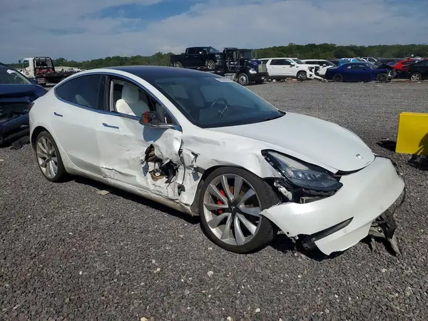 5YJ3E1EB3JF081352 — 2018 Tesla Model 3, фото 4 с аукциона Copart 13.10.2026, Передняя часть