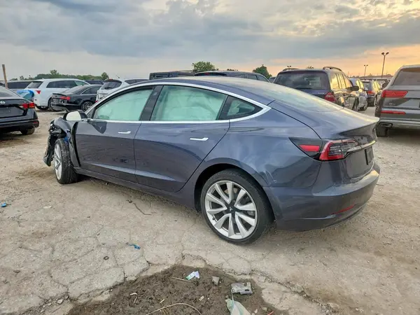 5YJ3E1EB5JF186944 — 2018 Tesla Model 3, фото 2 с аукциона Copart, Передняя часть