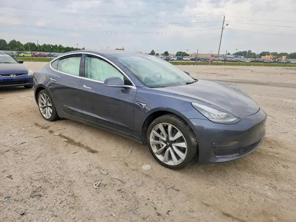 5YJ3E1EB5JF186944 — 2018 Tesla Model 3, фото 4 с аукциона Copart, Передняя часть