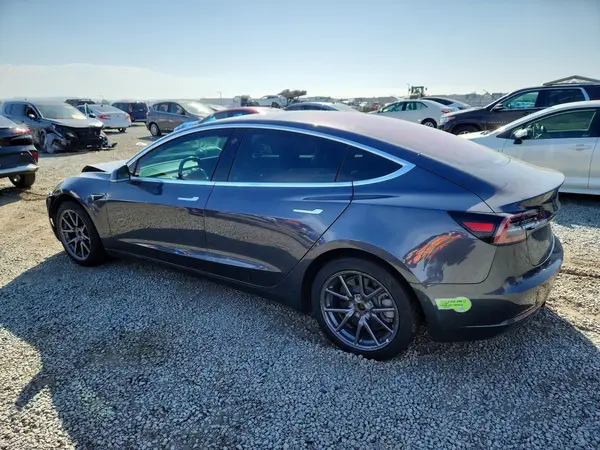 5YJ3E1EB2JF128600 — 2018 Tesla Model 3, фото 2 с аукциона Copart 05.10.2026, Передняя часть