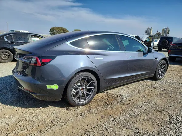 5YJ3E1EB2JF128600 — 2018 Tesla Model 3, фото 3 с аукциона Copart 05.10.2026, Передняя часть