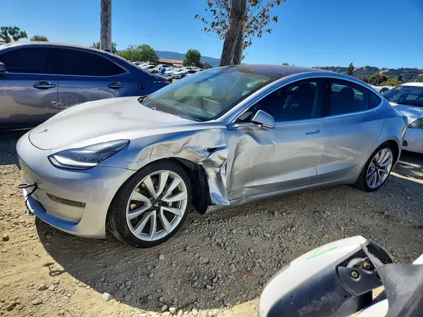 5YJ3E1EAXJF048551 — 2018 Tesla Model 3, Передняя часть (Front End), фото до ремонта