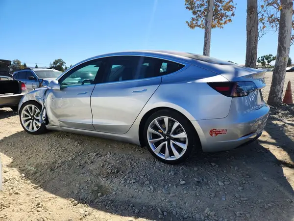 5YJ3E1EAXJF048551 — 2018 Tesla Model 3, фото 2 с аукциона Copart, Передняя часть