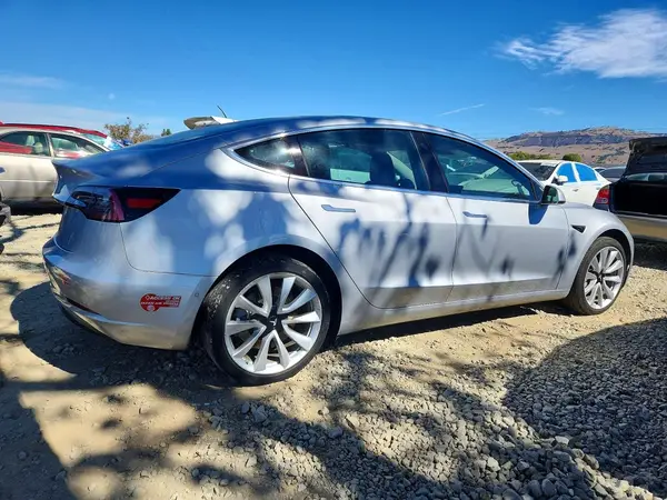 5YJ3E1EAXJF048551 — 2018 Tesla Model 3, фото 3 с аукциона Copart, Передняя часть
