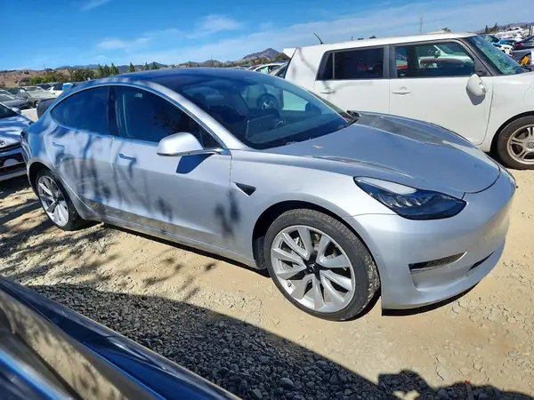 5YJ3E1EAXJF048551 — 2018 Tesla Model 3, фото 4 с аукциона Copart, Передняя часть